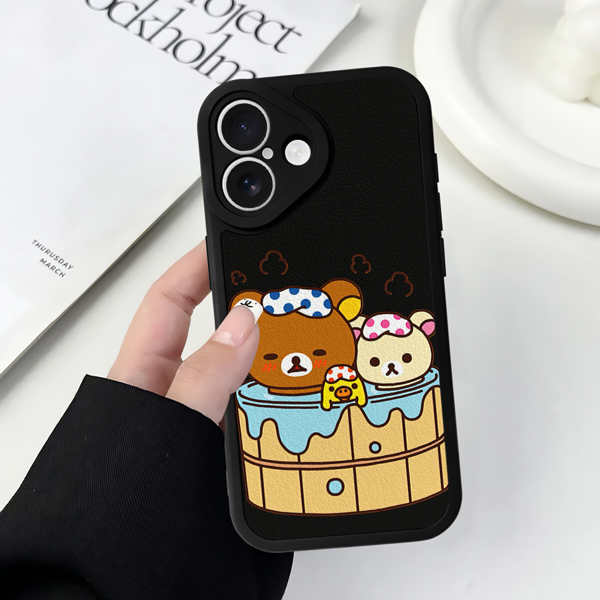 （画像用） リラックマ リラックマ キイロイトリ Rilakkuma Korilakkuma Kiiroitori 【iPhone 16シリーズ対応】シリコンスマホケース（レザー調） 材質：シリコン